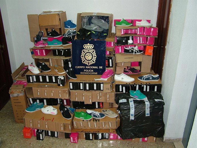 La Policía interviene 423 pares de calzado falsificado