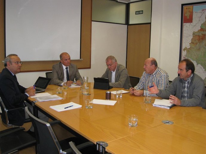 Un momento de la reunión mantenida esta mañana.