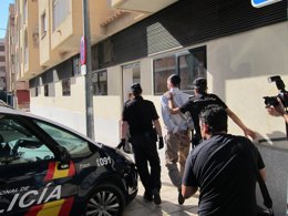 Juan Cuenca a su entrada a los juzgados por el crimen de los holandeses