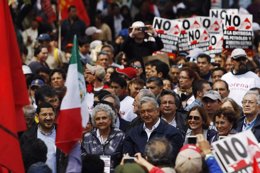 El líder de Morena, Lopez Obrador, liderando marcha contra la Reforma Energética