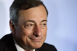 El presidente del Banco Central Europeo, Mario Draghi, sonríe durante una confer