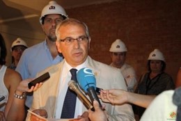 El rector de la UJA, Manuel Parras, atiende a los periodistas