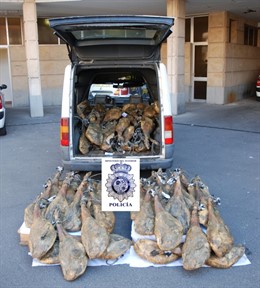 Una de las furgonetas con los jamones robados en Guijuelo (Salamanca)