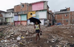 Niña brasileña paseando por un favela