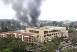 Una columna de humo asoma sobre el centro comercial Westgate en Nairobi, sep 23 