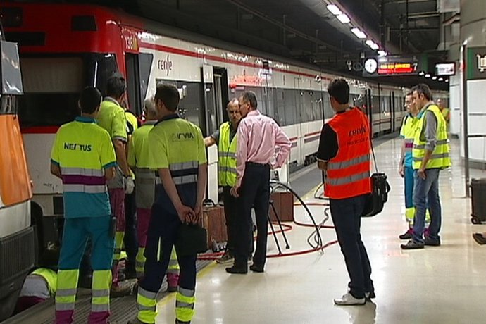 Una decena de heridos al chocar dos trenes en Sants

