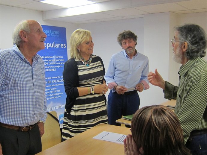 Mercedes Fernández con ciudadanos que consultan al PP