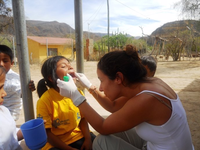 ASISA con Ayuda en Acción en Bolivia. Voluntariado. Dentista. Asistencia médica.