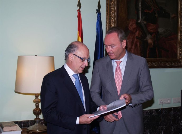Fabra entrega a Montoro el informe de financiación