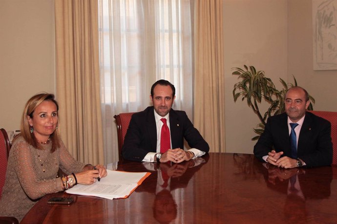 Bauzá, Gómez y Cabrer en una reunión en que la oposición se ausentó