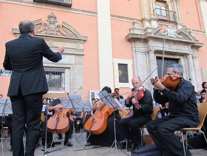 Concierto contra los recortes en la Plaza de la Virgen de Valencia