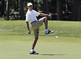 El presidente Barack Obama jugando al golf