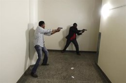 Policías armados ingresan al centro comercial de Westgate en Nairobi en medio de