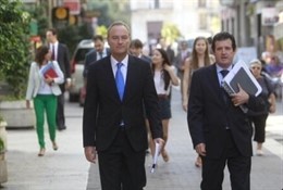 Alberto Fabra de camino a les Corts junto al vicepresidente, José Ciscar