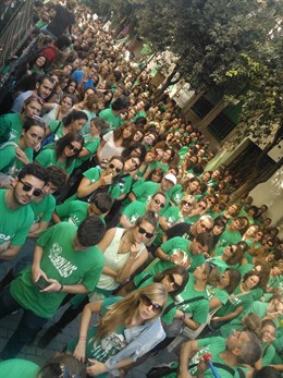 MILES DE PERSONAS SE CONCENTRAN FRENTE AL PARLAMENT