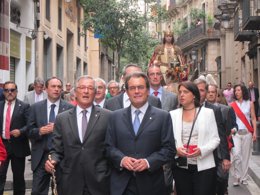 Mas y Trias caminando hacia la basílica de la Mercè