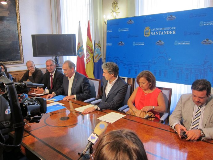 Firma del convenio para el mercadillo