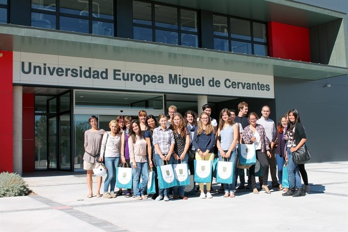 Alumnos extranjeros frente al nuevo edificio de la UEMC
