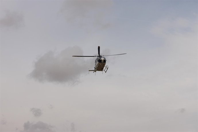 HELICOPTERO VOLANDO POR EL CIELO