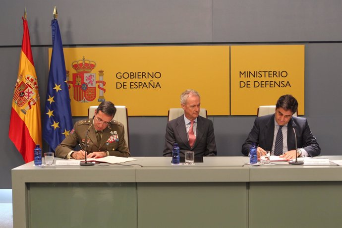 El ministro Pedro Morenés firma un convenio con Castilla-La Mancha