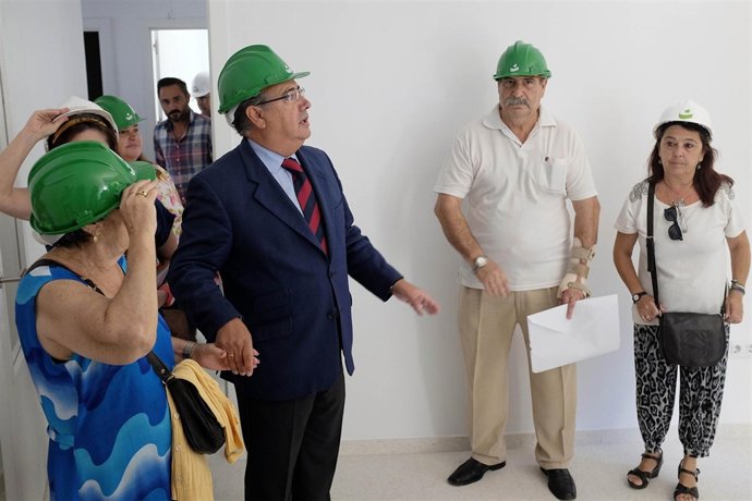 Zoido visita el edificio puente de Pajaritos