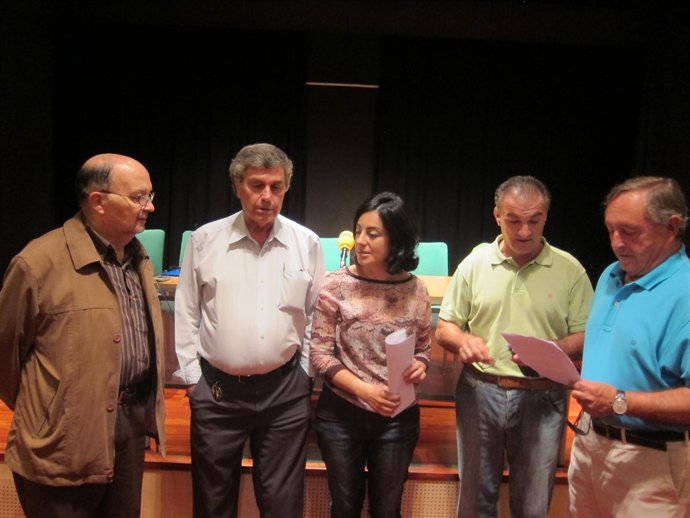 García y Álvarez, segundo y tercera por la izquierda, con otros vecinos.