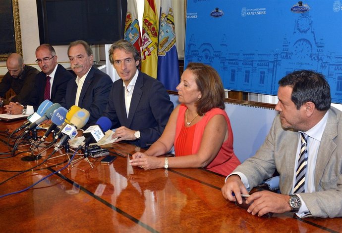 Firmantes del convenio para el mercadillo dominical