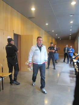 El acusado saliendo de la sala de vistas. 