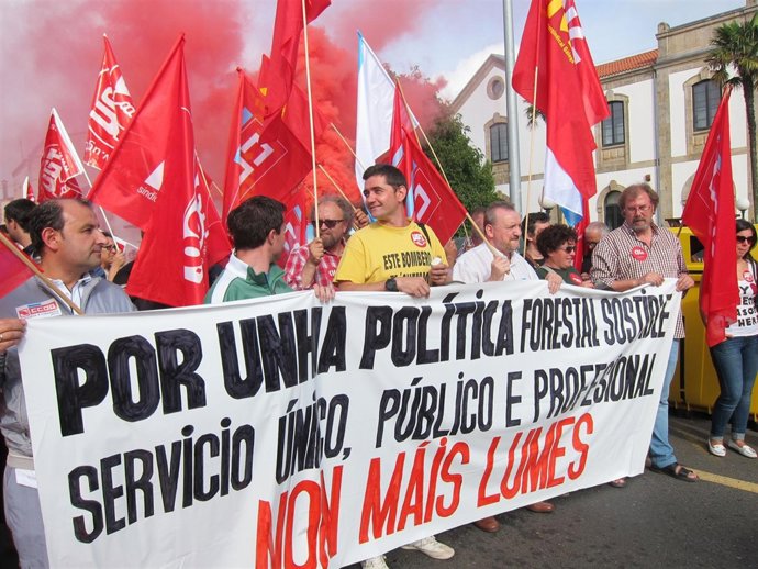 Protesta de la plataforma en defensa de un servicio público contra incendios
