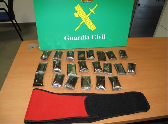 Las 22 tabletas de hachís incautadas por la Guardia Civil