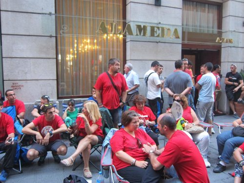 Trabajadores de Sniace concentrados frente a la sede del Orecla