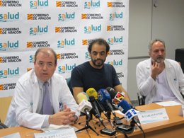 Carlos Pauner con el equipo médico tras recibir el alta hospitalaria