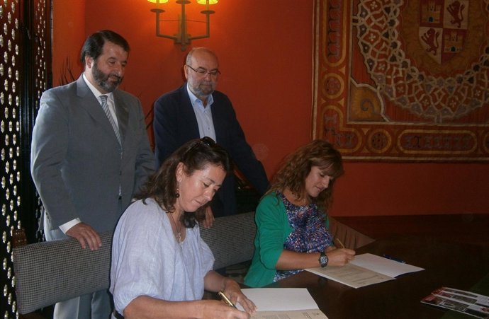 Firma convenio Fundación El Legado Andalusí y Paradores.