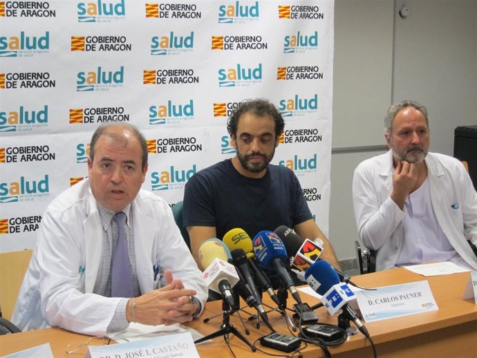 Carlos Pauner con el equipo médico tras recibir el alta hospitalaria