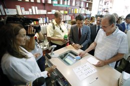 Ignacio González en una farmacia