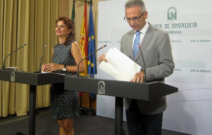 La consejera María Jesús Montero y el portavoz Miguel Ángel Vázquez