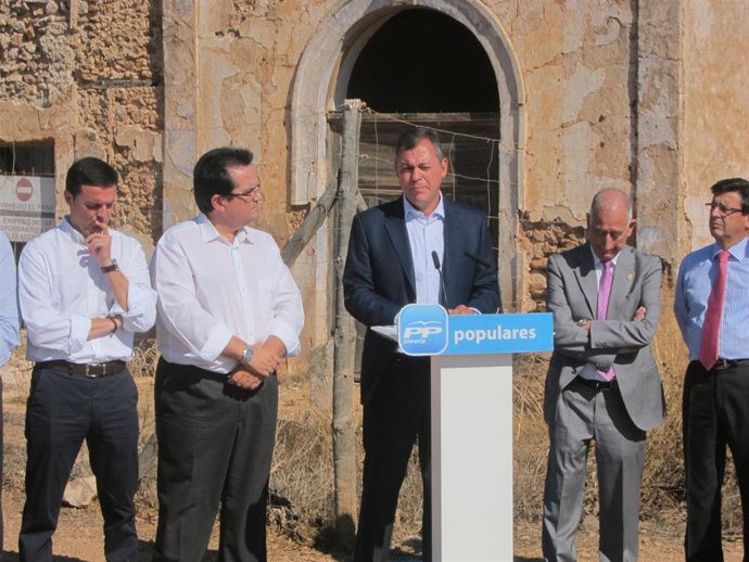 Sanz, en rueda de prensa ante el Cortijo del Fraile