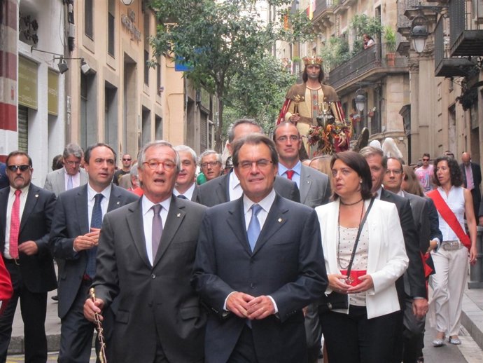 Mas y Trias caminando hacia la basílica de la Mercè