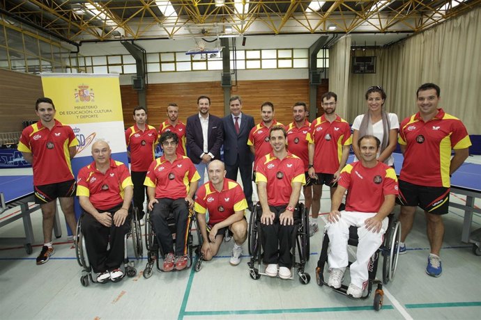 Miguel Cardenal y el equipo español paralímpico de tenis mesa
