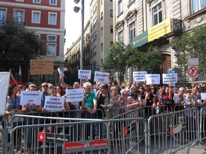 Protesta por un Estado laico por la misa de la fiesta de La Mercè