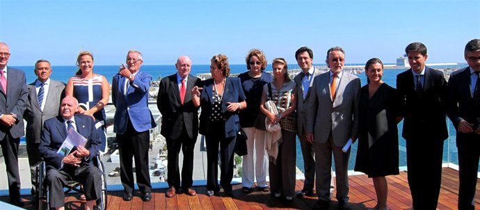 Barberá hablando con Matutes junto a la comitiva de la Mesa de Turismo