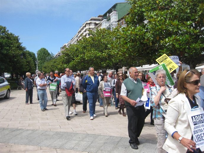 Manifestación preferentes de Adicae en Santander 
