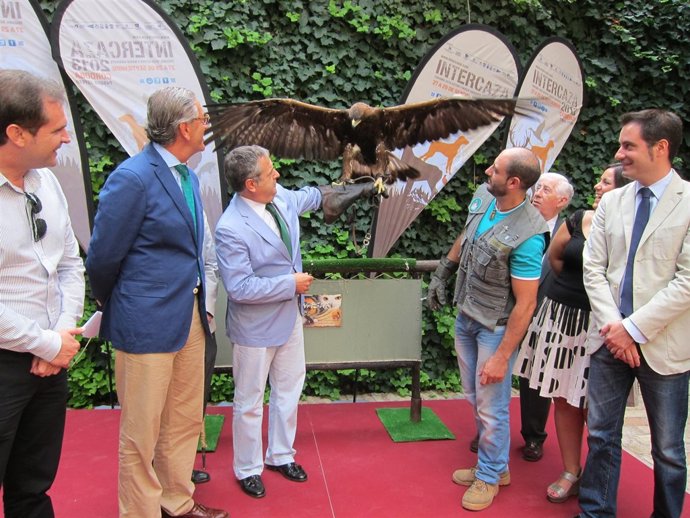 Fuentes sostiene un aguila en la presentación de Intercaza
