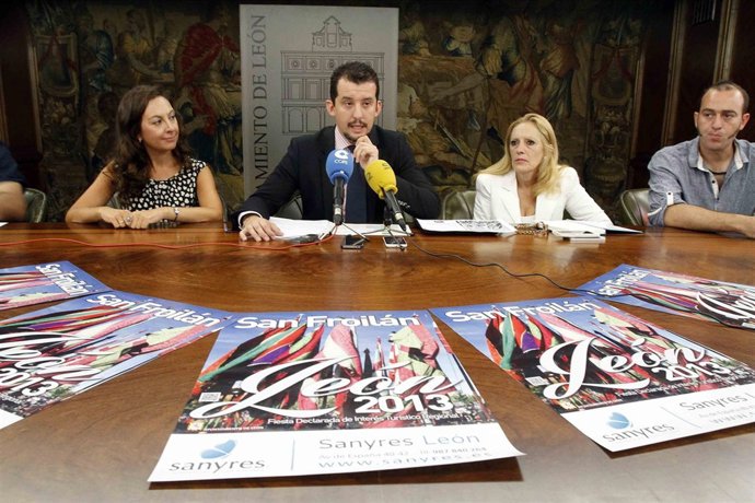 García Valadés(segundo izq) presenta el programa de actividades de San Froilán