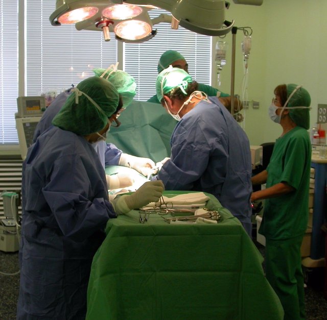 Cirujanos en quirófano