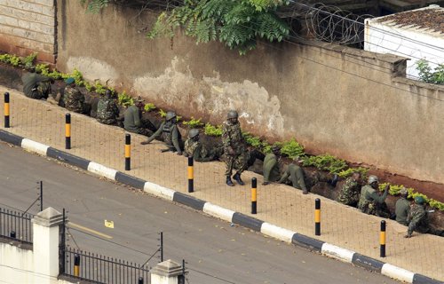 Ejército de Kenia rodea el centro comercial de Nairobi