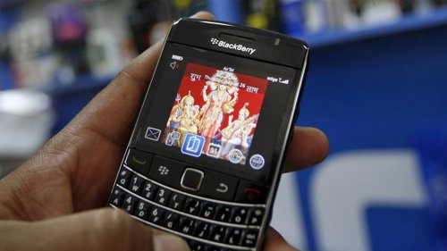 Imagen de archivo de una persona con un teléfono BlackBerry en Ahmedabad, India,