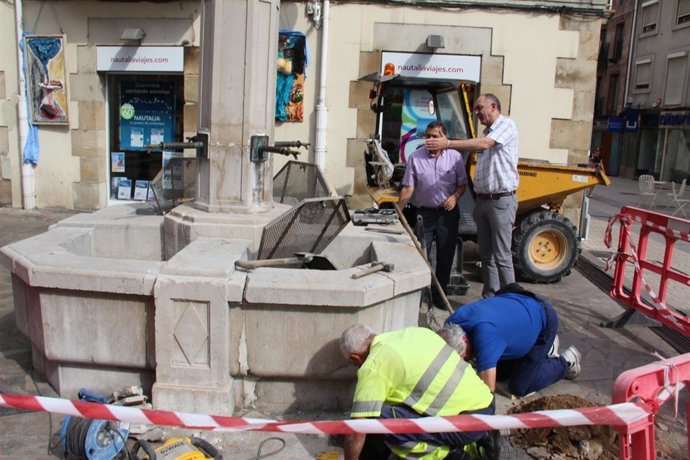 Obras de reparación de la fuente de Cuatro Caños