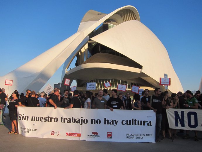 Protesta por el ERE en el Palau de les Arts (Valencia)