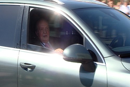 El rey llega al hospital, donde será operado de la cadera